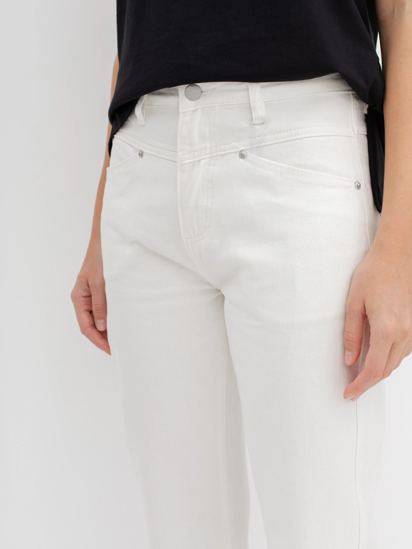 Белые джинсы с кокеткой и вышивкой на задних карманах