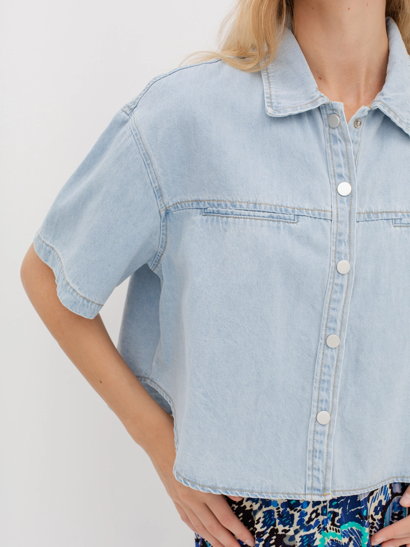 Укороченная джинсовая блузка из тонкого денима